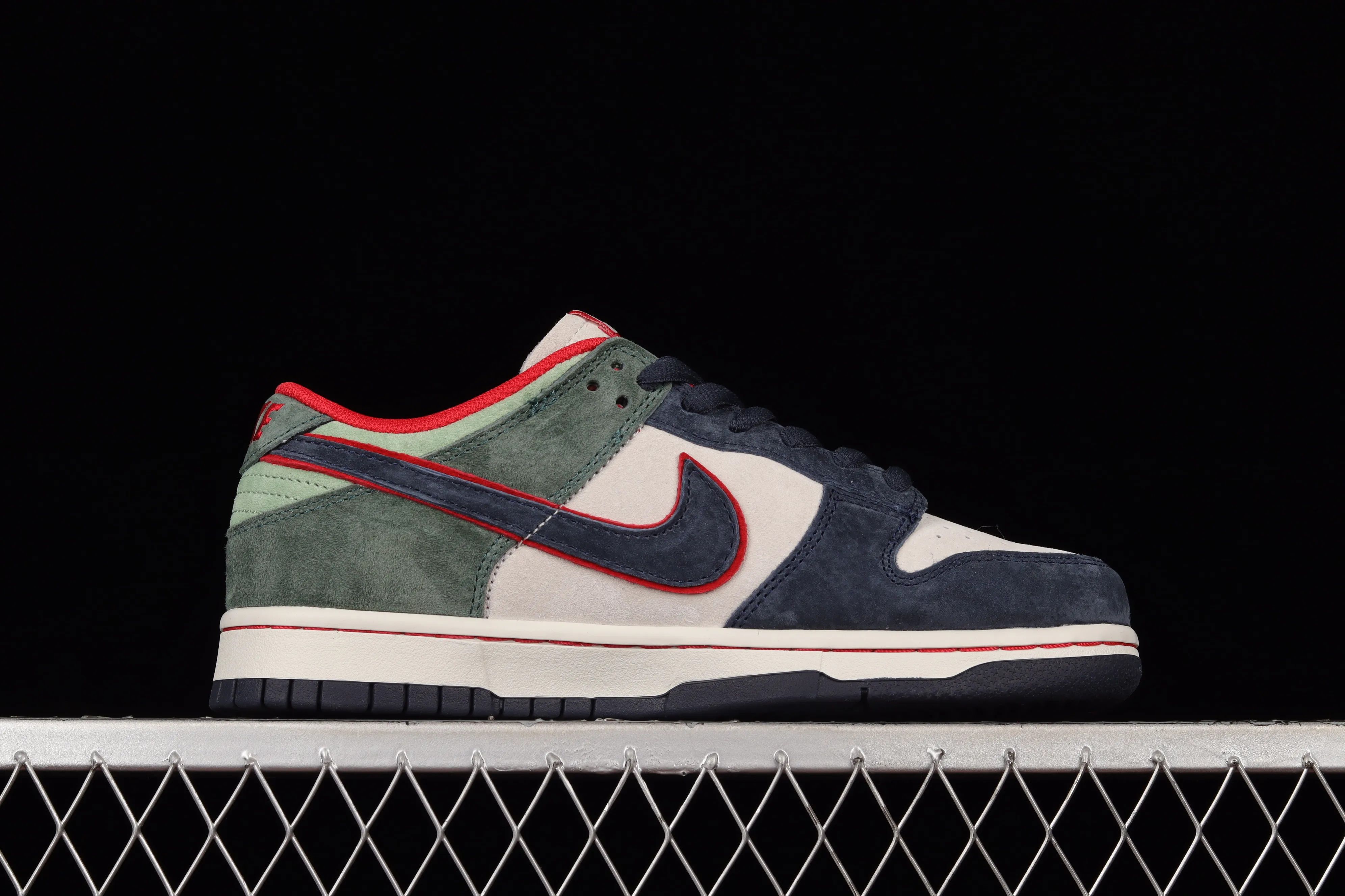 All Categories Nk SB Dunk Series Nk SB Dunk Low Low-top sneakers F version Otomo Katsuhiro x Nk SB Dunk Low "Steamboy OST" Otomo Katsuhiro co-branded SB low-top sports and leisure sneakers LF0039-004